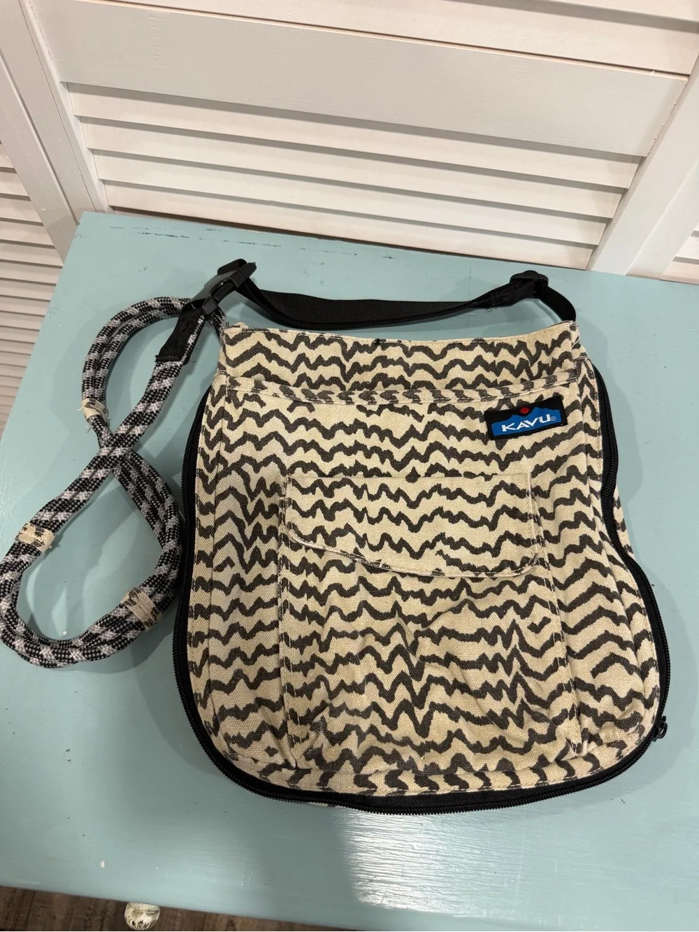 Kavu Cream and Black Wave-Pattern Crossbody Bag